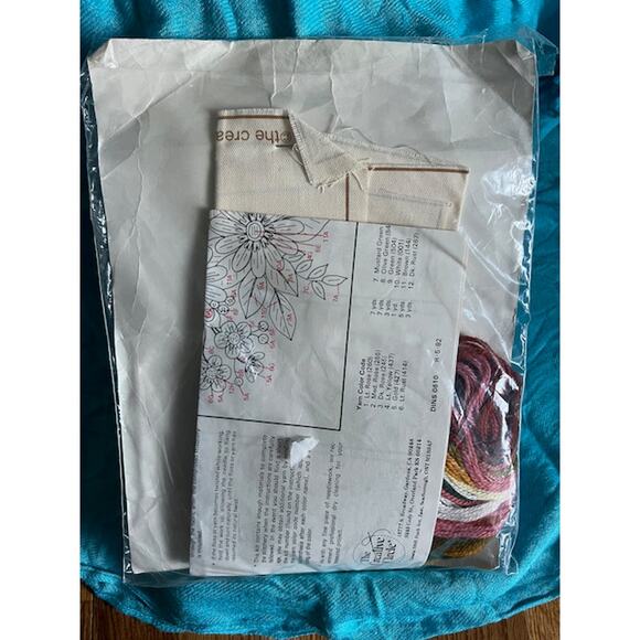 The creative circle 0610 Classic Bouquet floral crewel embroidery kit - Picture 3 of 3